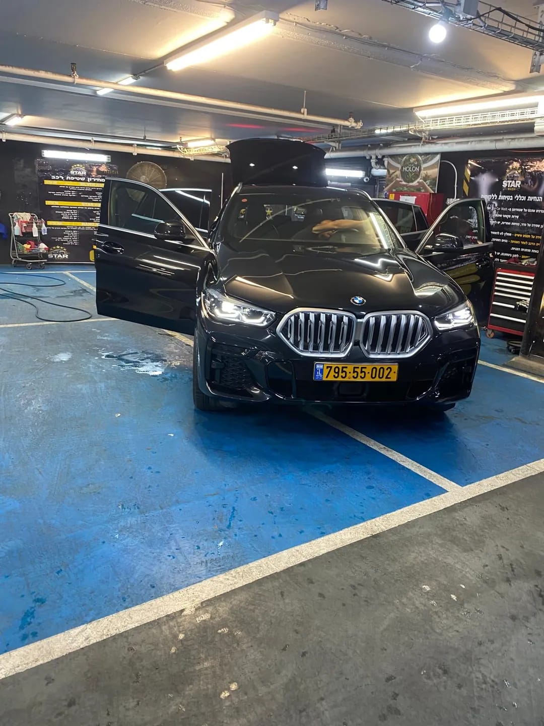 רכב BMW X6 שחור מוקפד בחניון