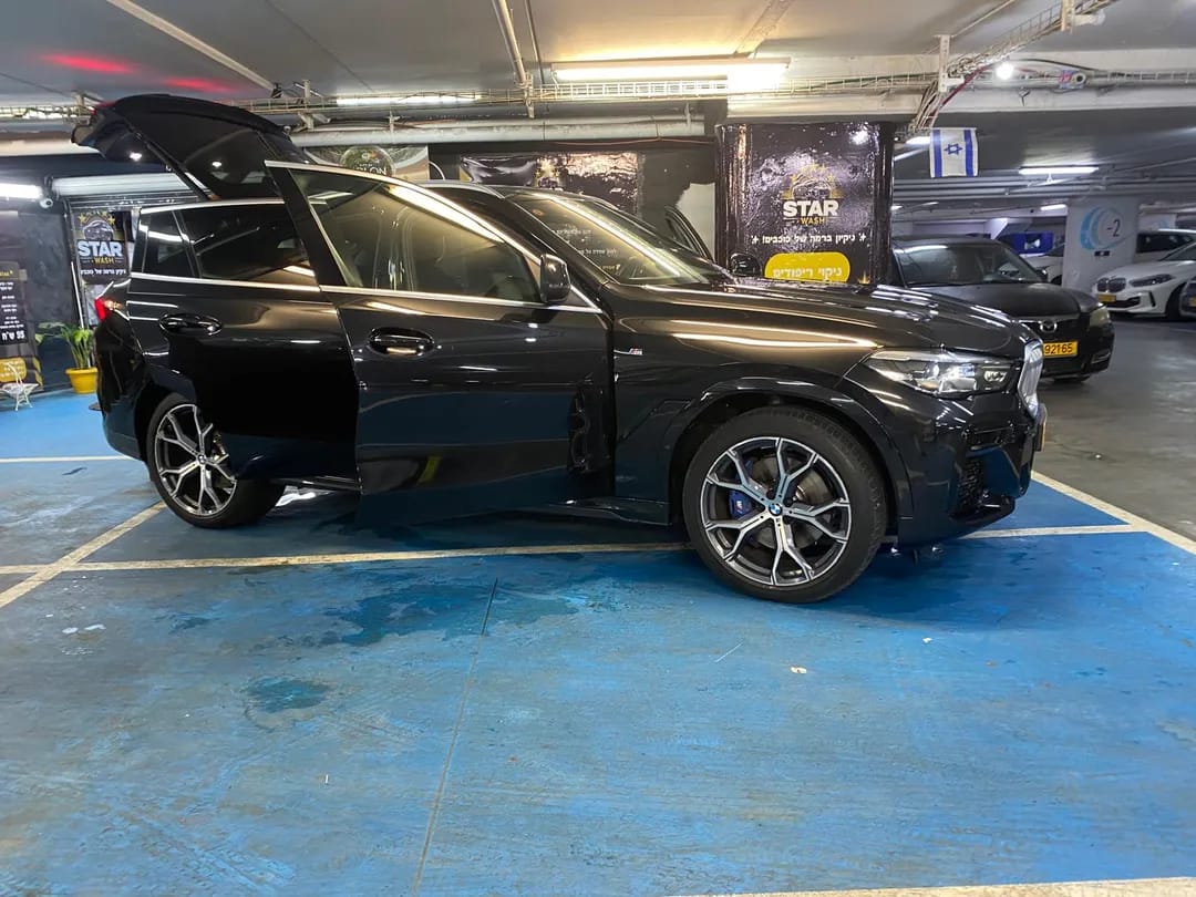 רכב BMW שחור עם דלתות פתוחות לאחר שטיפה