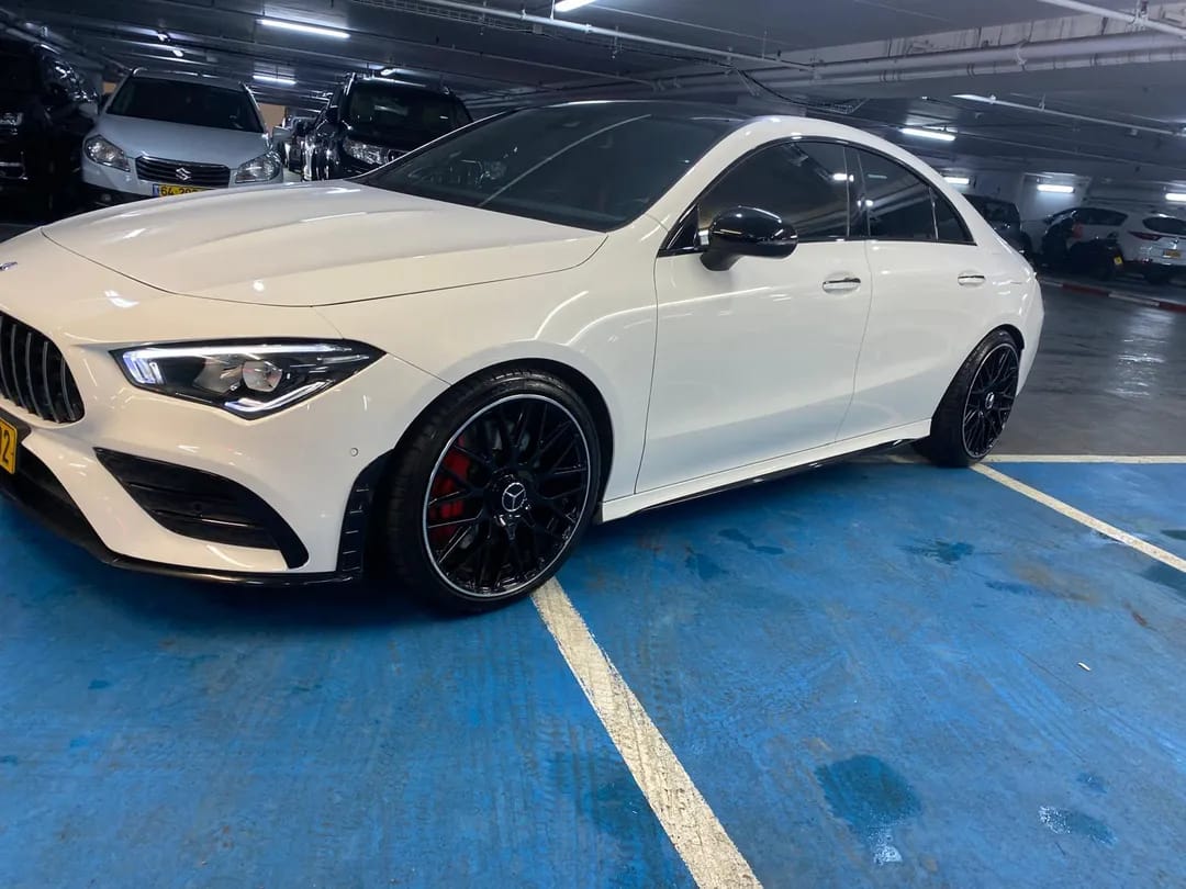 מרצדס CLA לבן עם גלגלים שחורים לאחר שטיפה